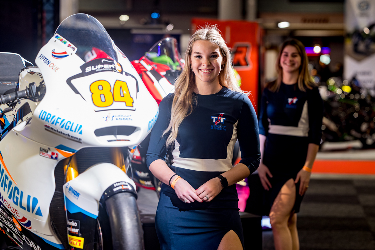 Dames van TT Assen poseren met motor