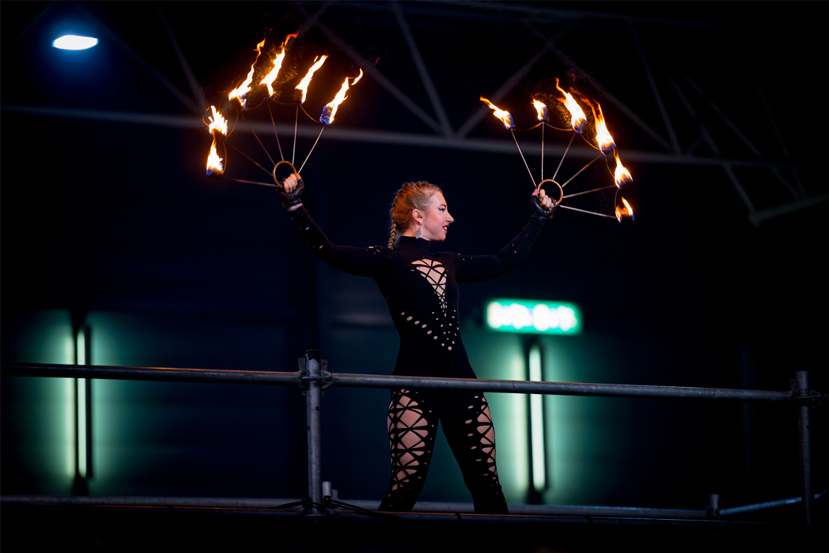 Danseres met vuurwaaiers in Fire Arena