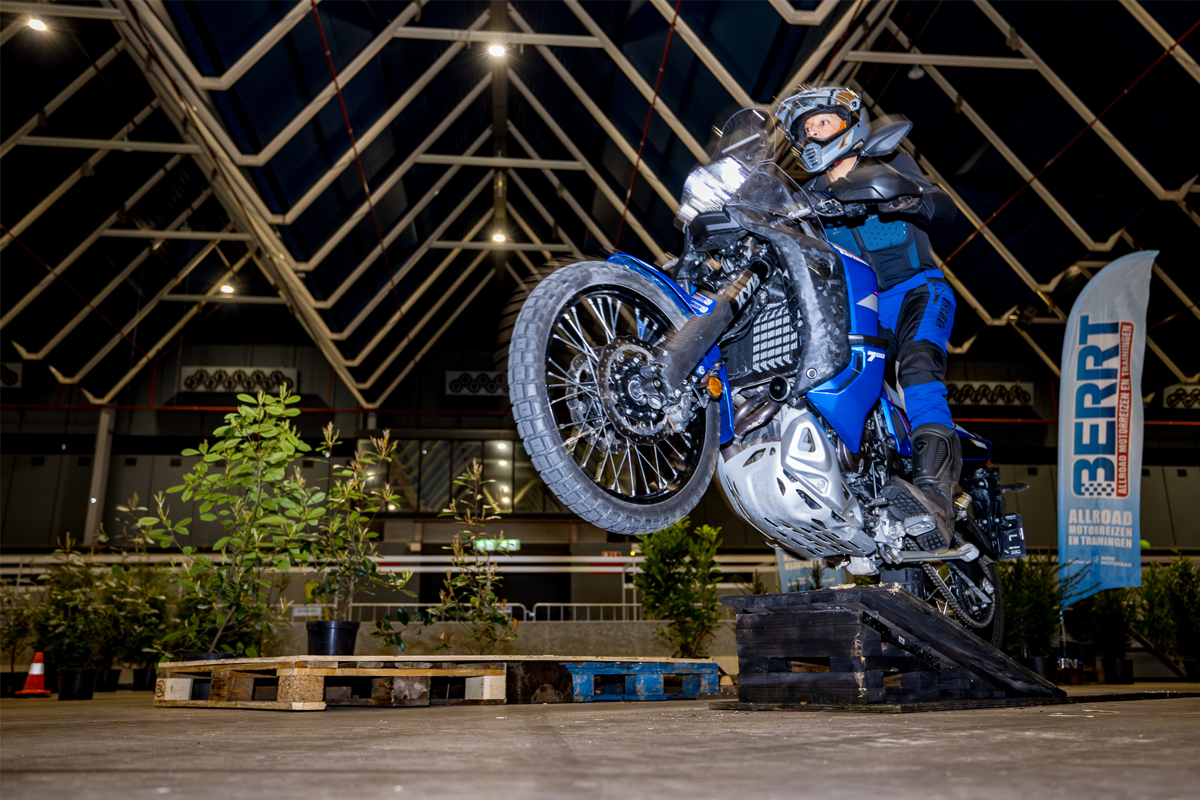 Stuntrijder springt over schans in Adventure Arena