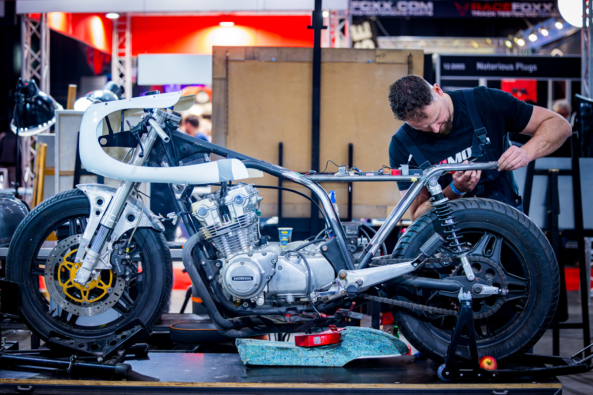 Man sleutel aan motor