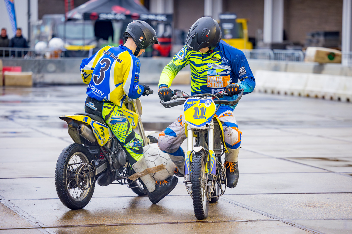 Twee Motoball spelers op motor strijden om bal