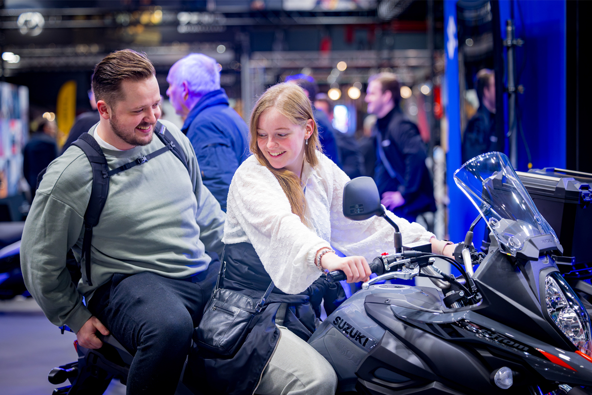 Man en vrouw zitten samen op Suzuki motor