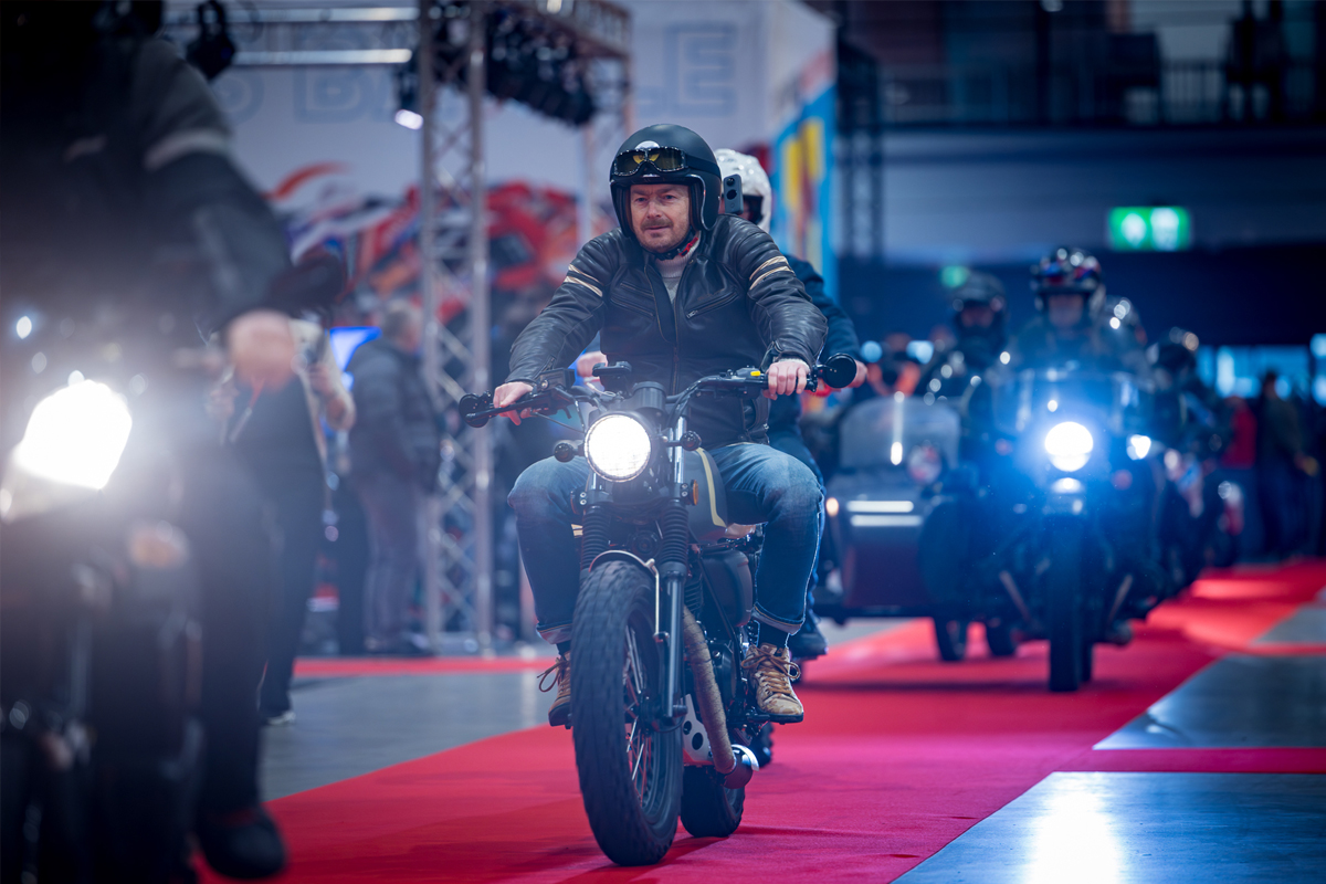 Motorparade door de Jaarbeurshallen