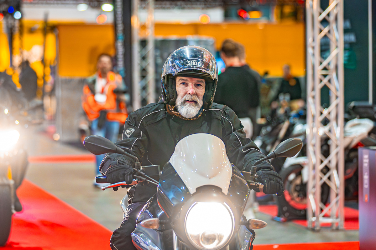 Man op motor rijdt door de Jaarbeurshallen