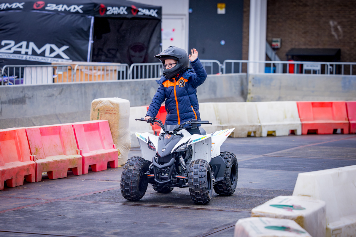 Kind rijdt op quadbaan met kinderquad