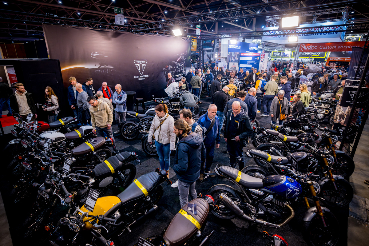 Bezoekers bekijken motoren in stand van Blom Motoren