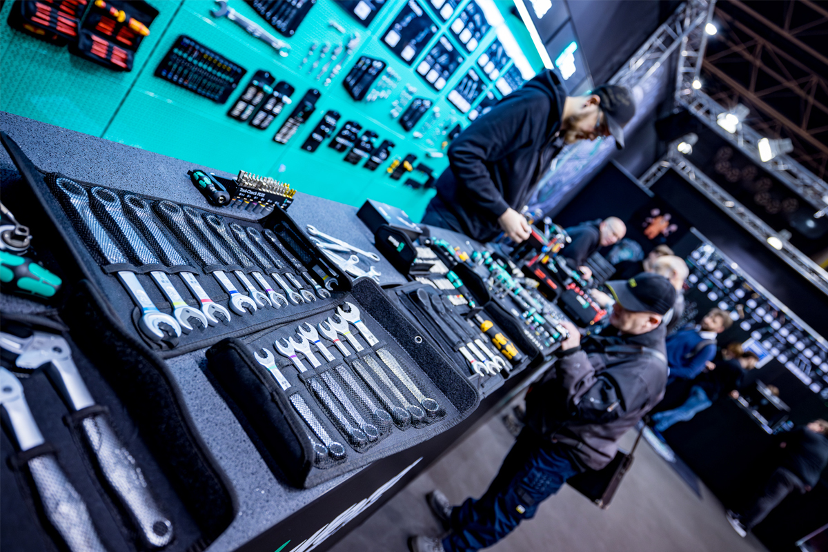 Stand met verschillende soorten motorgereedschap