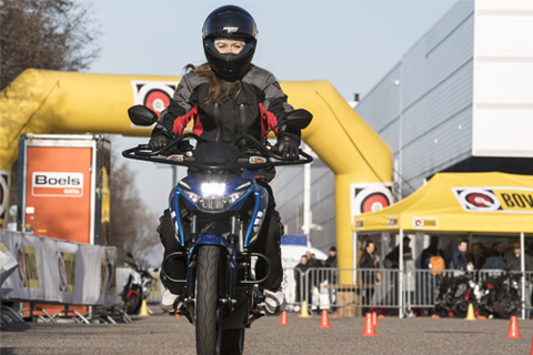 Vrouw krijgt motorrijles bij BOVAG try the Bike