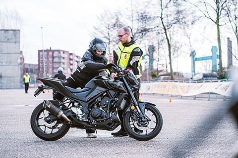 bezoeker MOTORbeurs Utrecht stapt op motor bij Try the bike