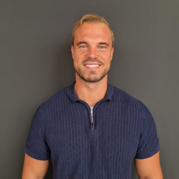 Accountmanager Nick van den Berg voor grijze achterwand