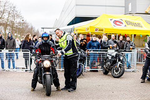 bezoeker MOTORbeurs Utrecht krijgt uitleg over starten motor tijdens Try the bike