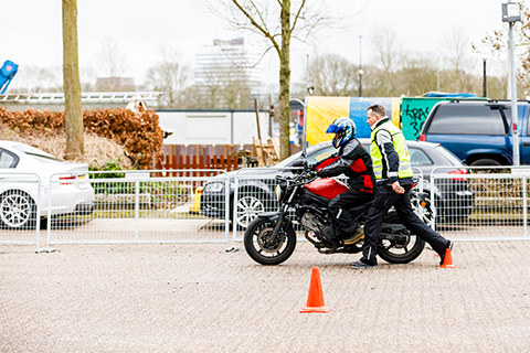 bezoeker MOTORbeurs Utrecht krijgt eerste motorrijles