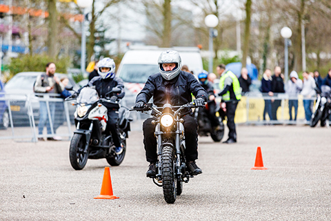 bezoekers MOTORbeurs Utrecht rijden op parcours van Try the bike