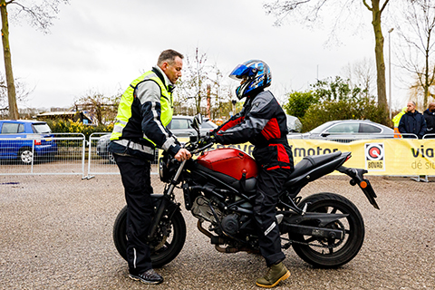 Bezoeker MOTORbeurs Utrecht zit op motor bij Try the bike