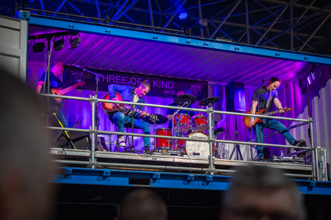 Band speelt in container