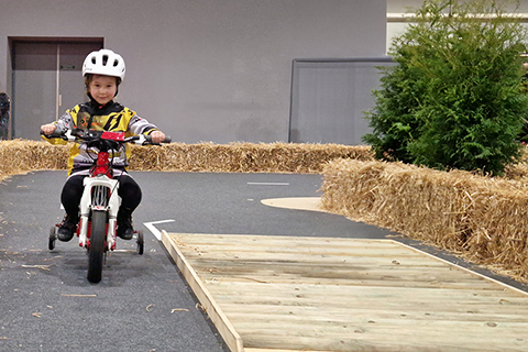 Klein meisje rijdend op mini motortje tijdens de MOTORbeurs Utrecht