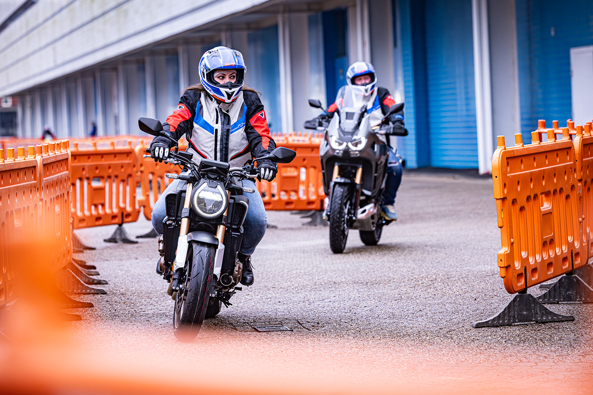 2 motorrijders op testparcours tijdens MOTORbeurs Utrecht