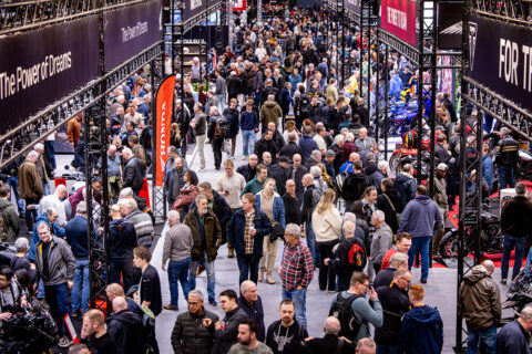 veel bezoekers in gangpad op MOTORbeurs Utrecht