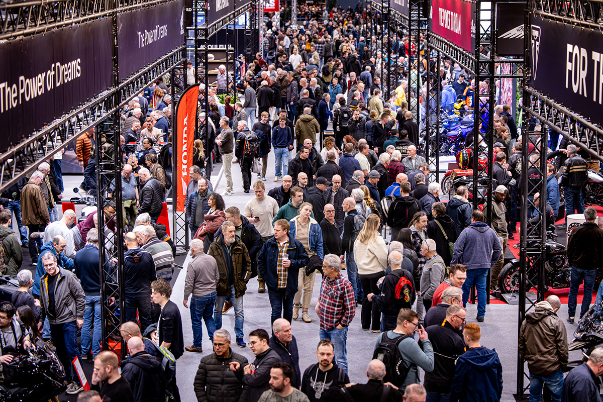 veel bezoekers in gangpad op MOTORbeurs Utrecht
