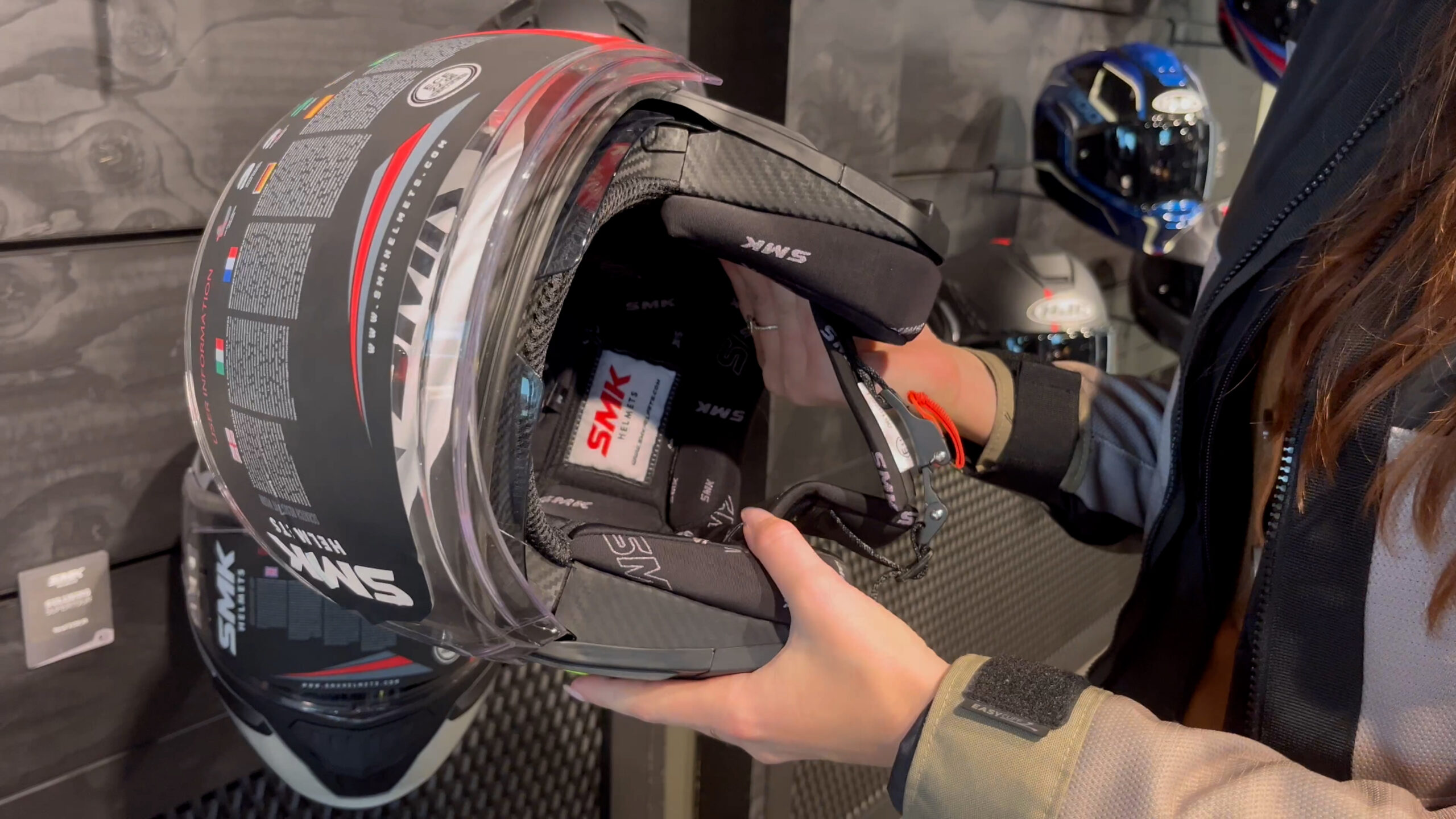 Motorhelm (Jethelm) wordt vastgehouden
