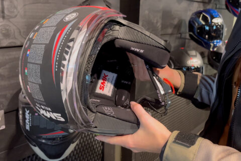 Close-up van een motorrijder die een SMK helm bekijkt