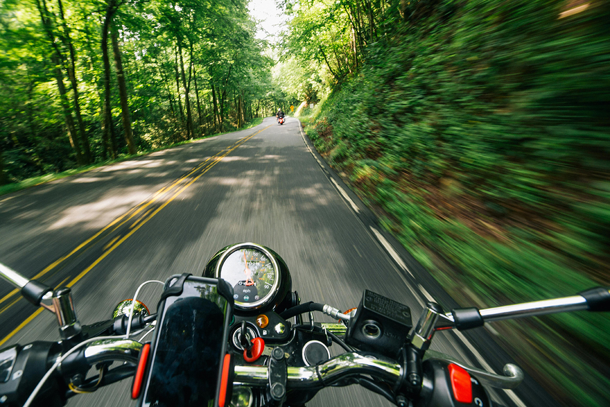 Motorrijder door het bos in Duitsland