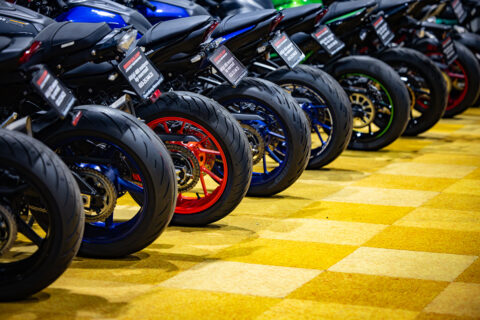 Rij motoren op een rij voor bandenspanning