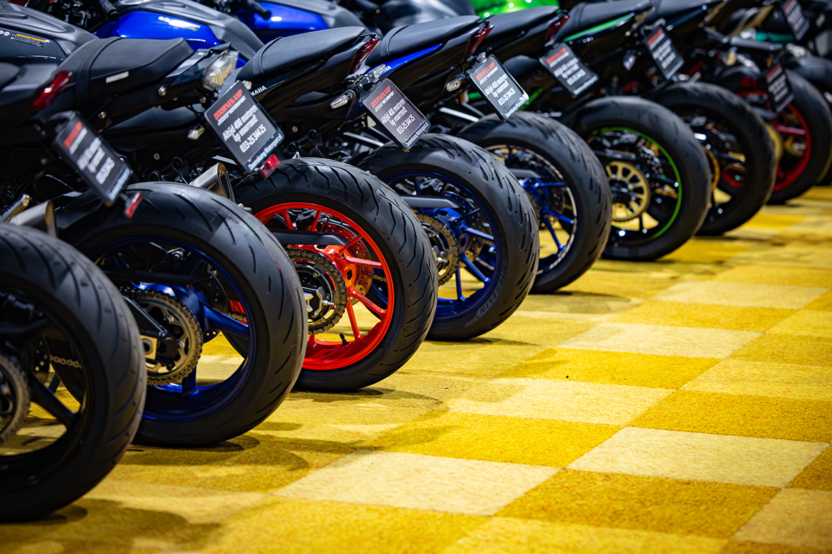 Rij motoren op een rij voor bandenspanning