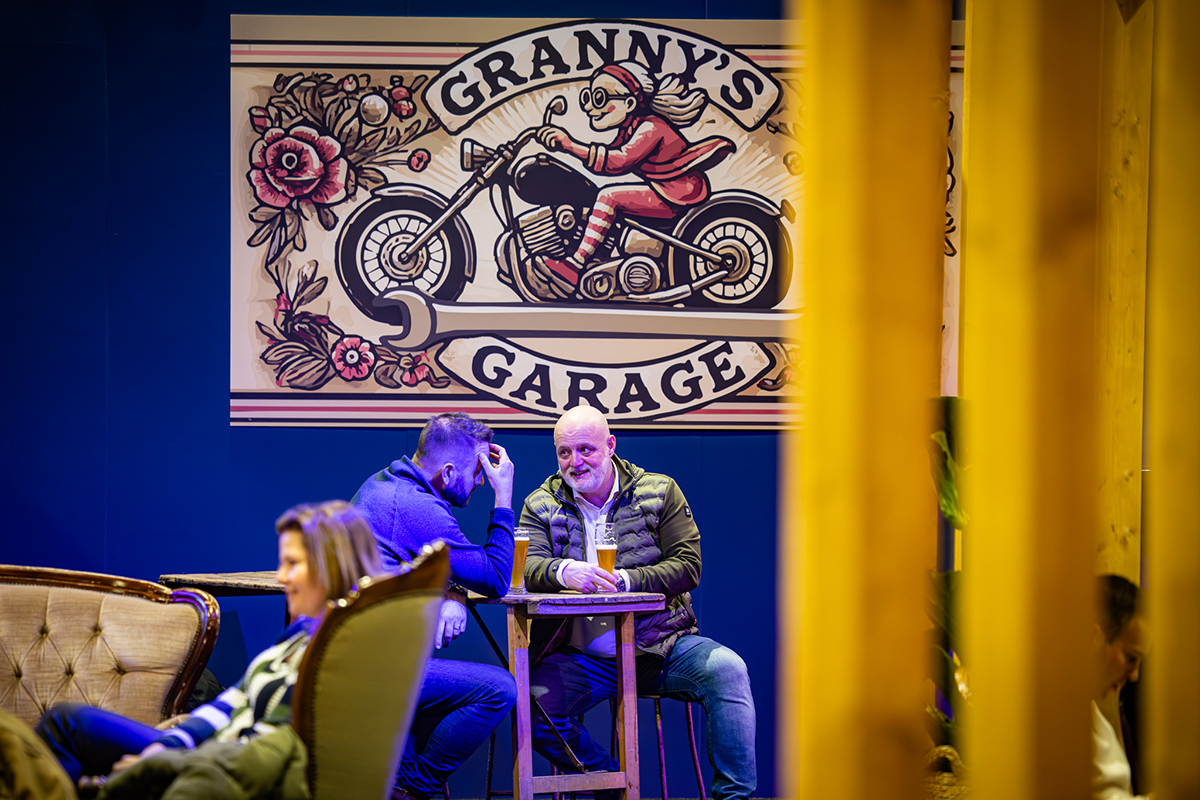 Mannen drinken bier in cafe Granny's garage