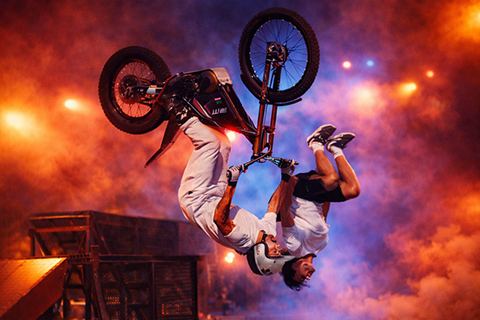 motorrijder en acrobaat op ramp