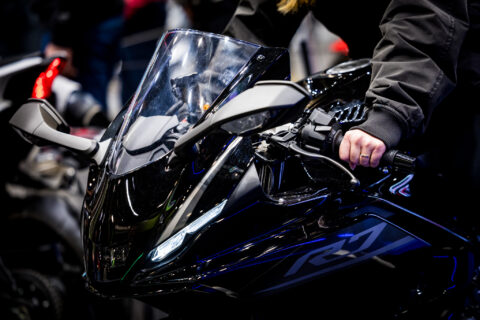 Detail motor met hand