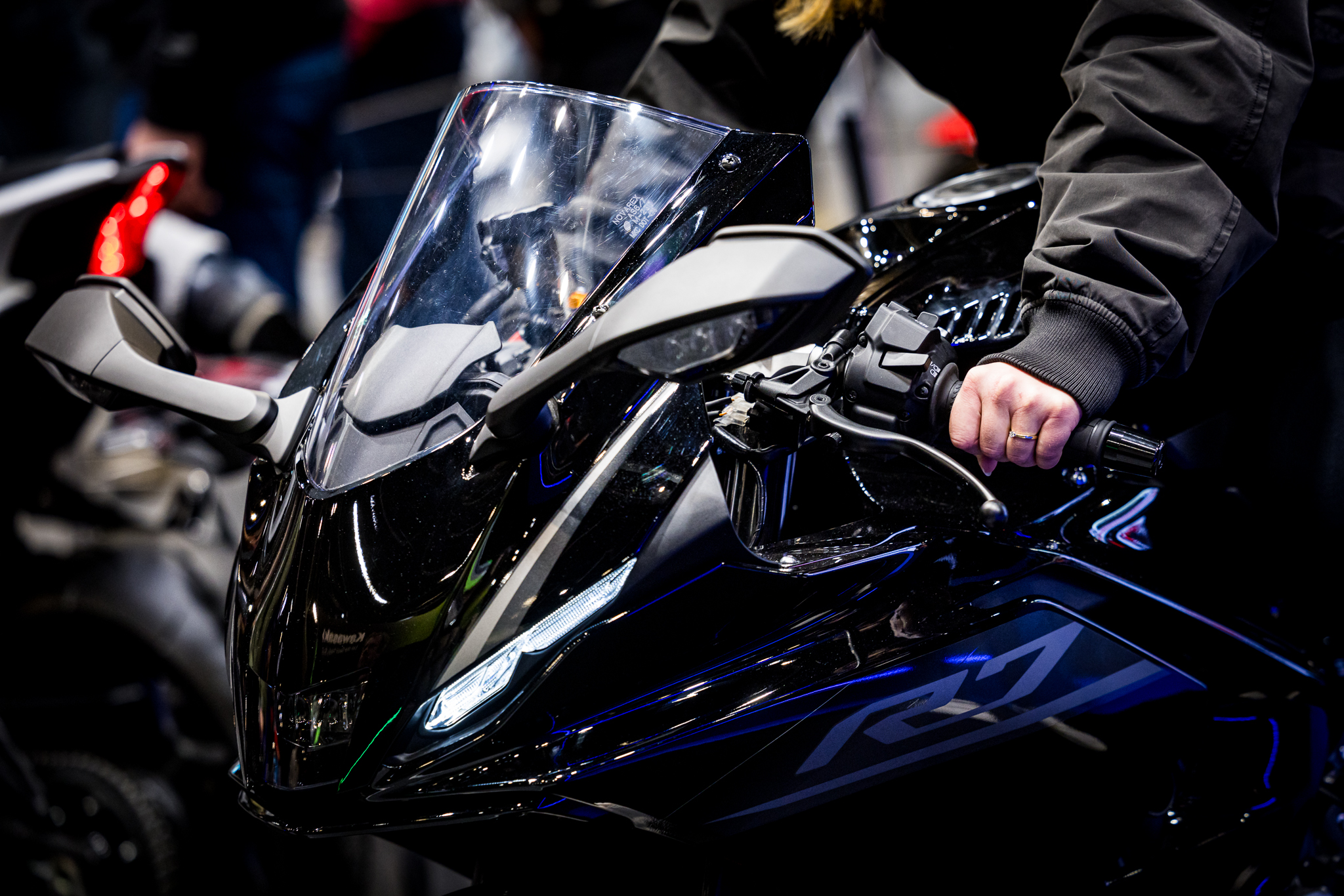 Detail motor met hand