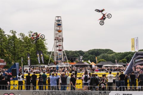 Stuntmotorrijder met publiek