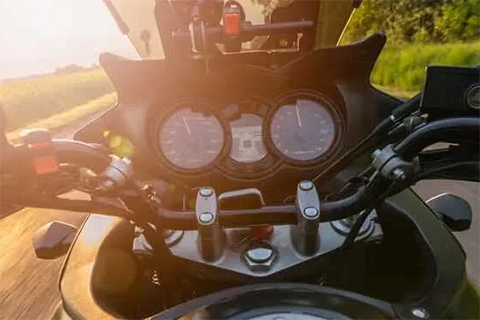 Motorzicht met ondergaande zon