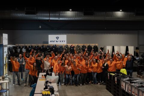 Team van motorkledingstore op beursstand tijdens Motorbeurs Utrecht