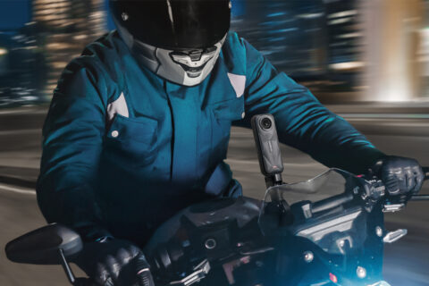Motorrijder onderweg met een Insta360 X5 gemonteerd op het stuur van de motor.